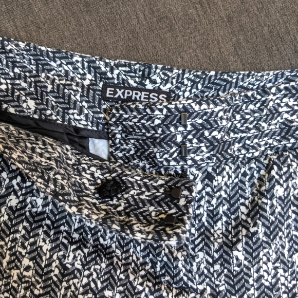 Express Shorts - Picture 3 of 3